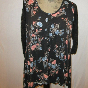 Ladies Torrid Dressy Top Lace sleeves style Super Soft Size 1‎